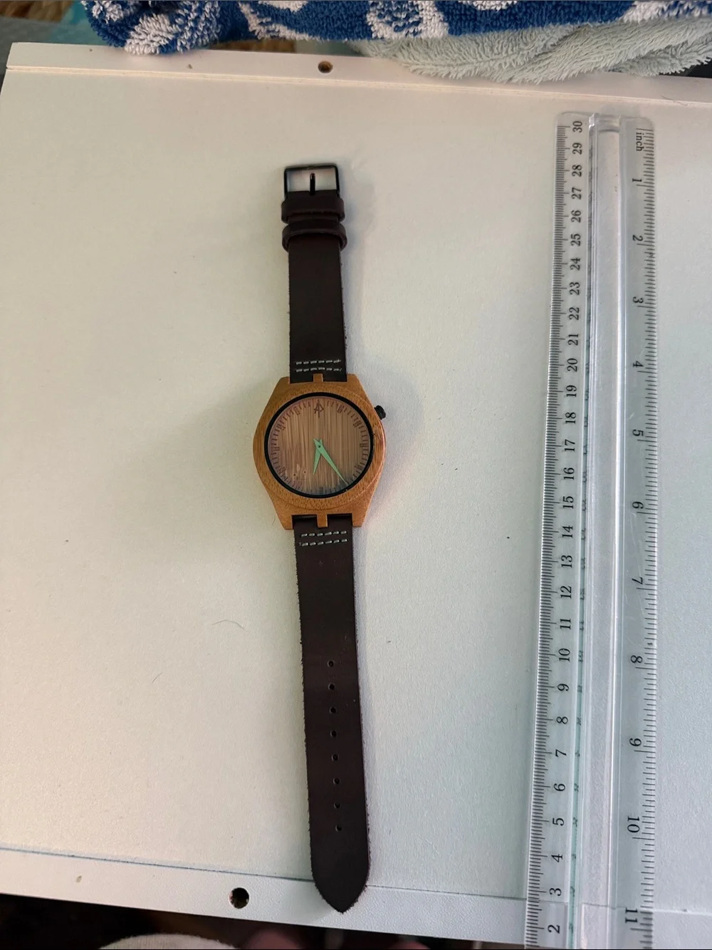 Minimalist Wooden-Cased Men’s Watch with Black Leather Strap and Green Hands